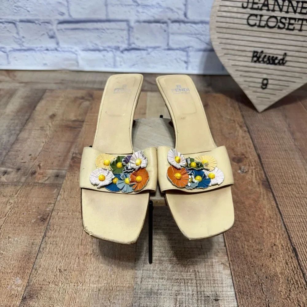 VTG FENDI FLORAL APPLIQUE LEATHER MULES HEELS SANDALS SIZE 9 M